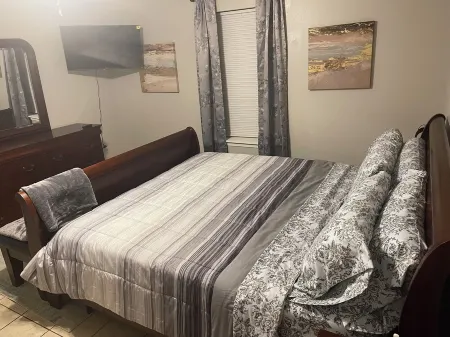 Cozy 3-bedroom condo with WiFi, AC in adorable Longview. Long stays welcomed