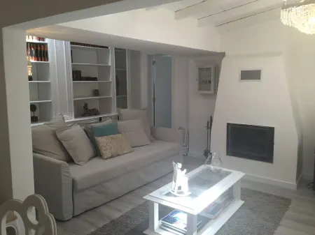 2 BDR APARTMENT 10 MINUTES WALK FROM THE BEACH Отели рядом со станцией Monte Estoril