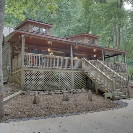 Cozy Cabin with ADA accessible, golfing, hiking,, beach, tennis, and more!