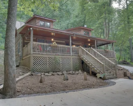 Cozy Cabin with ADA accessible, golfing, hiking,, beach, tennis, and more! โรงแรมในPickens County