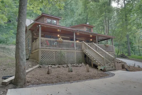 Cozy Cabin with ADA accessible, golfing, hiking,, beach, tennis, and more!