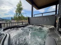 2br w/ private hot tub - 5 min from Revelstoke Mountain Resort!