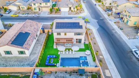 15 Bed, Glow Gameroom, Putting green, Pool & BBQ