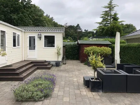 Chalet with garden in The Hague / Wassenaar in a well-kept campsite