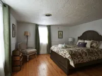 SPACIOUS and PRIVATE renovated farmhouse for the whole family Hotels in Sunapee