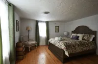 SPACIOUS and PRIVATE renovated farmhouse for the whole family