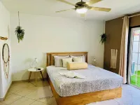 Your Palm Beach Getaway: Walk to Beach & Hotels