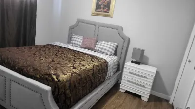 Eclectic Palace : Cozy 2 Bedroom basement Suite  호텔