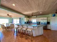 Ocean Breeze, steps to the beach! Generator, Starlink internet, filtered water.