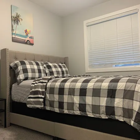 Luxurious 3 BR Villa with free parking - King Bed