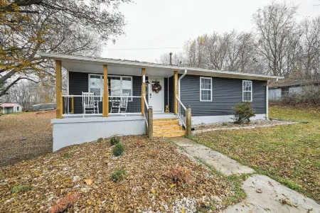 Vine Grove Home w/ Deck, 4 Mi to Saunders Springs! Отели в г. Вайн Гров