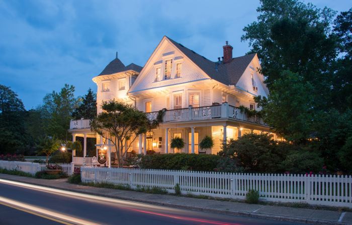 White Doe Inn Bed & Breakfast