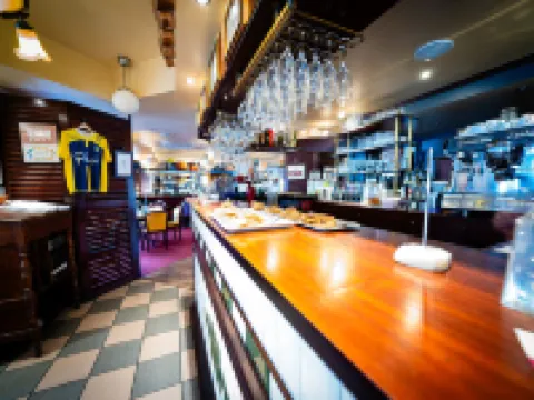 Logis hôtel Au Relais Nivernais ヌベールのホテル