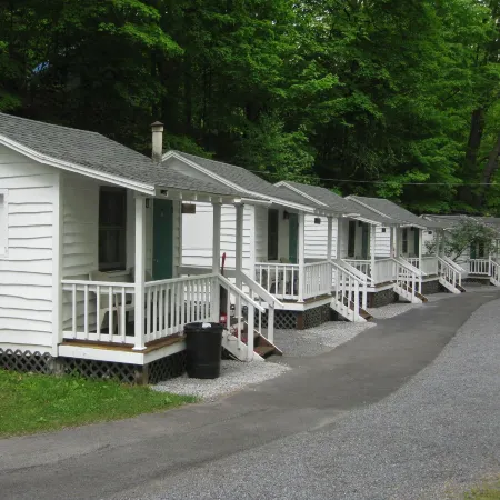 Brookside Motel & Cabins Отели рядом с достопримечательностью «Озеро Лейк-Джордж»