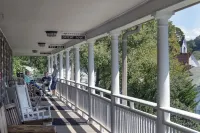 Calhoun House Inn & Suites