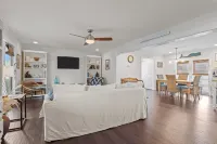 Sea la VIE 3 Bedroom Home by RedAwning - parking