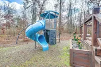 Pet-Friendly Home w/ Deck in Broken Bow! - parking