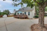 Welcoming Norcross Cottage w/ Deck + Shared Grill! - 3 tähden