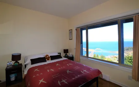 Gibralter Rock Ocean View B&B Отели в г. Нанаймо