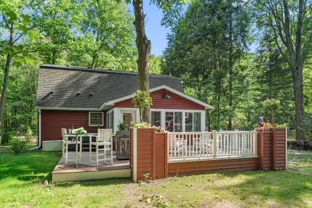 Hot Tub and Outdoor Grill with Scenic Deck - Charming Retreat