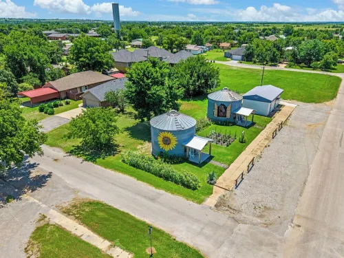 The Painted Silos - The Horse Bin.  Elgin, Ft Sill and Lawton areas. Hotel a Elgin