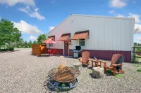 Llama-Stay at Spooky Tooth Ranch – Mtn Views!! Hotels in Windsor