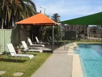Wine Village Motor Inn - parking