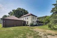 Pet-Friendly Home: Grill & Fire Pit in Manhattan