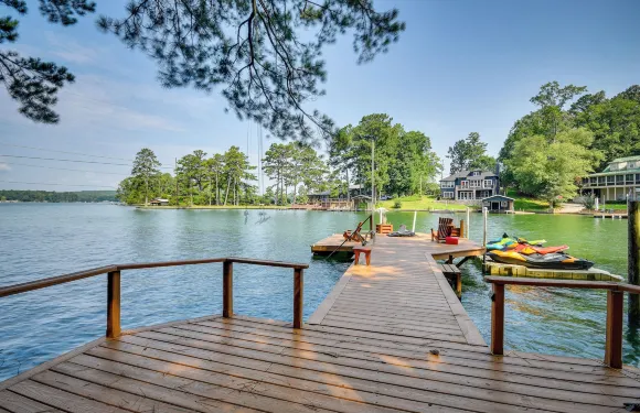 寬敞的亞歷山大城休息區配有私人碼頭！