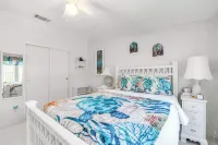 Waterfront Weeki Wachee Home w/ Fire Pit! -  Privatzimmer