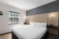 Ramada by Wyndham Studio Suites Dothan Hotel di Dothan