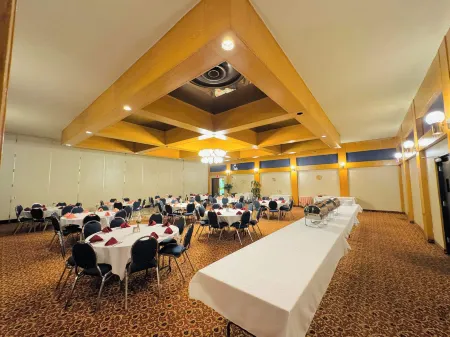 Travelodge by Wyndham Prince Albert Отели рядом с достопримечательностью «Cooke Municipal Golf Course»