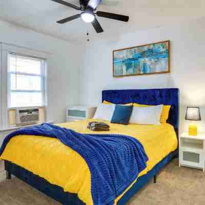Modern 2BR Kansas City Condo Near Downtown Rooms
