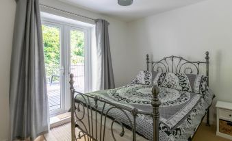 Stylish 2Bd Family Hideaway in Dover