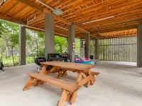 McQueeney Tree-House near lake マックイーニーのホテル