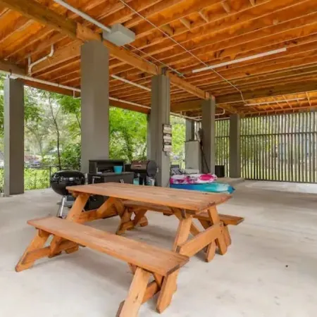 McQueeney Tree-House near lake