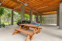 McQueeney Tree-House near lake