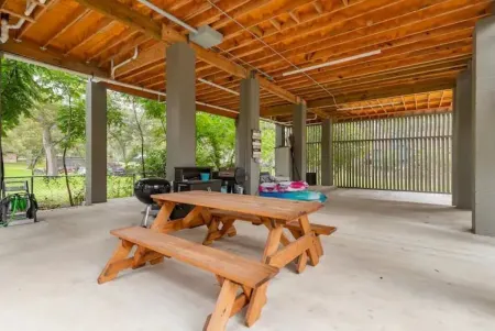 McQueeney Tree-House near lake