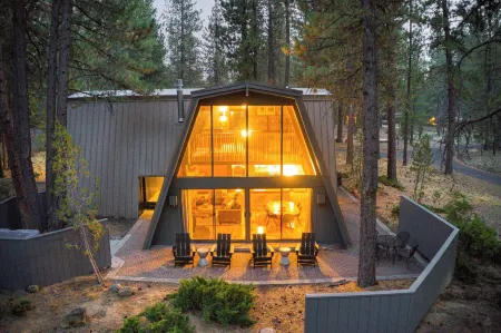 Alder by AvantStay Moody Retreat: Patio Hot Tub in Sunriver