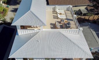 Rendezvous by AvantStay Modern Haven w Game Room Roof Top Hot Tub Pool Close to Beach
