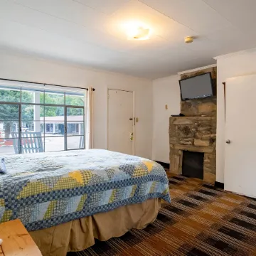 Lloyd's on the River Country Inn by OYO