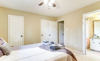 Quiet Houston Home w/ Porch - Near Park & Trails!