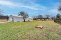 Missouri Couple's Retreat: 'Shouse' w/ Patio, Yard - Homestays