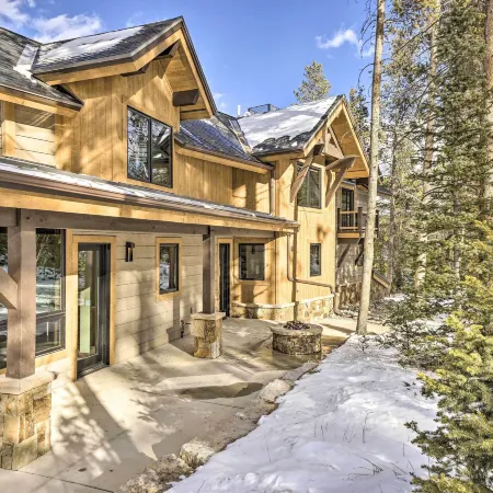 3 Fireplaces & Mtn View: Luxe Home in Breckenridge