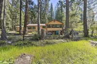 Vibrant Weaverville Escape w/ Deck & Creek! - Homestays