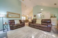 Pet-Friendly Lagrange Vacation Rental w/ Deck! Hotel a La Grange