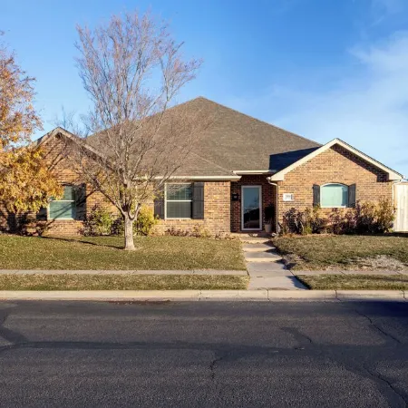 Private Pool, BBQ, Workout area, KING Beds, Park across street+ basketball court