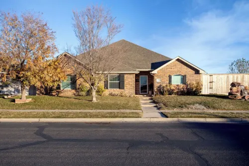 Private Pool, BBQ, Workout area, KING Beds, Park across street+ basketball court