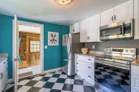 *New* The Foundry Getaway 2BR / 1 BR Hotels in Saranac Lake