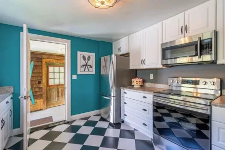 *New* The Foundry Getaway 2BR / 1 BR Отели в г. Саранак Лейк